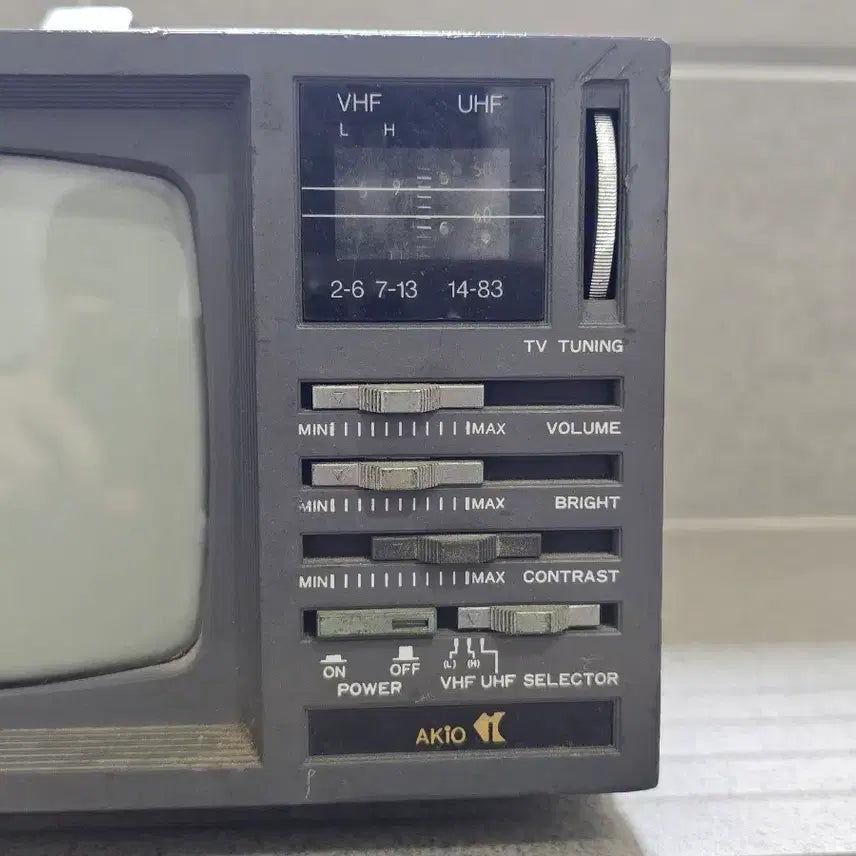 [BUNJANG] Vintage AKIO 5-Inch Black and White Portable TV / 빈티지 AKIO 5인치 흑백 휴대용 TV