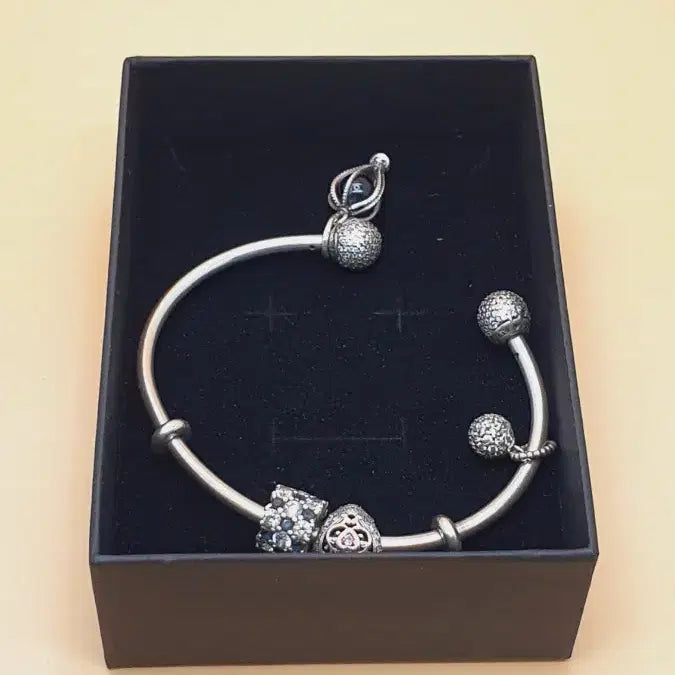 [BUNJANG] Pandora Moments Pavé Clasp Open Bangle Sterling Silver Bracelet 596438CZ / 판도라 모멘츠 파베 캡스 오픈 뱅글 실버 팔찌, 596438CZ