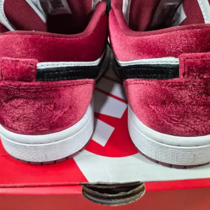 [BUNJANG] Nike Air Jordan Low Velvet Sneakers / 나이키 에어조던 로우 벨벳 240