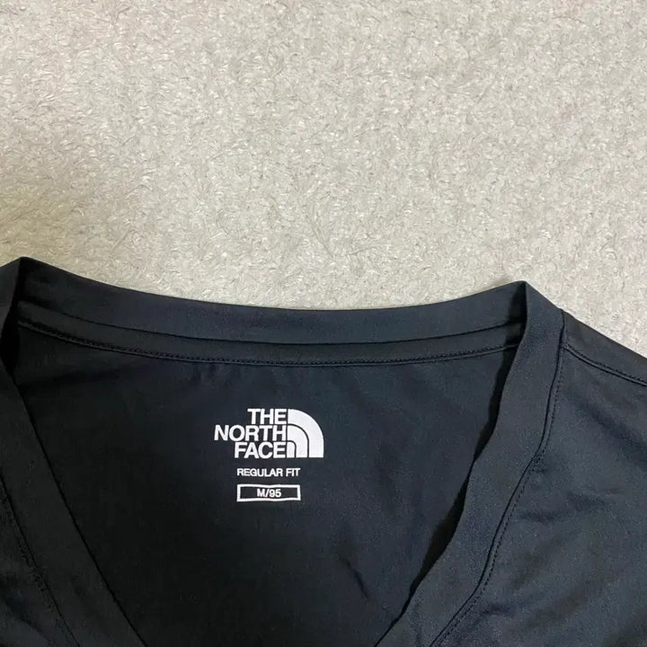 [BUNJANG] The North Face V-Neck Functional T-Shirt (M/95) / 노스페이스 반팔티 브이넥 기능성 m 95