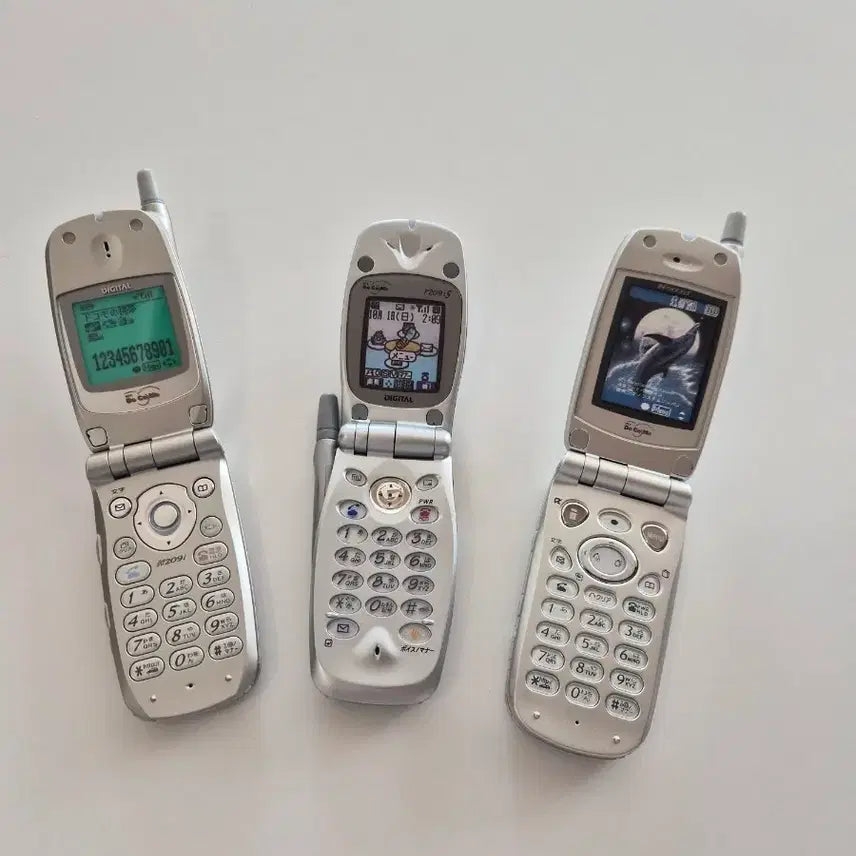 [BUNJANG] Docomo Y2K Flip Phone Mock-up (A, B, C) / 일본 고전 y2k 실버 도코모 일본 핸드폰 모형폰 목업폰