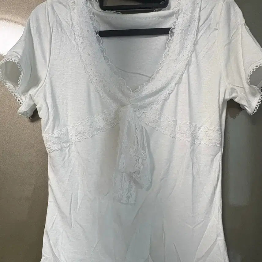 [BUNJANG] White Lace V-Neck Short-Sleeve T-Shirt / 화이트 레이스 브이넥 반팔티 새제품