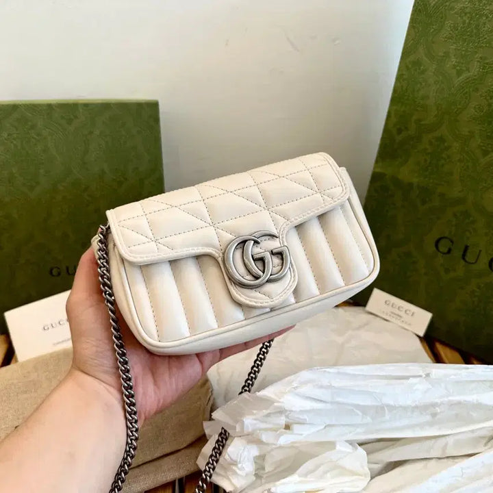 [BUNJANG] Gucci GG Marmont Matelassé Silver Chain Bag / [실착3회/정품] 구찌 gg마몽 마틀라세 실버 체인백 크로스백 숄더백