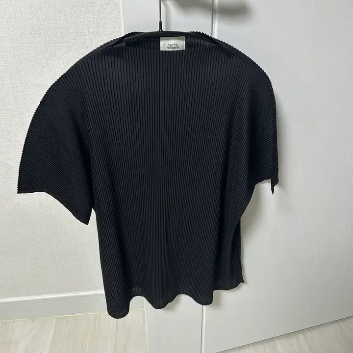 [BUNJANG] Vert Serpent Pleated Top Black / 플리츠탑 베르트 세르펜트 W컨셉구매,블랙새옷