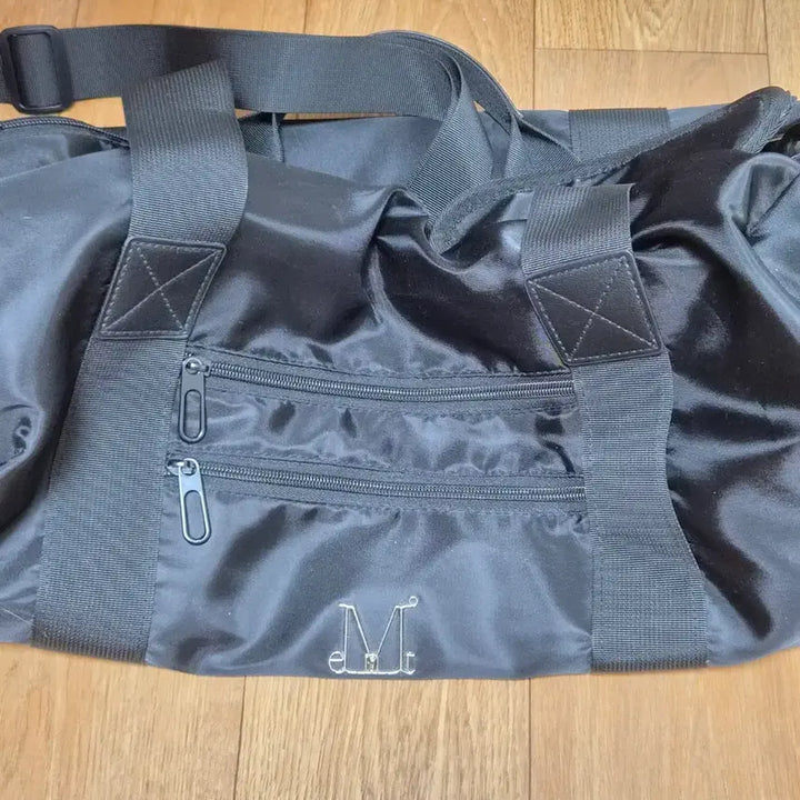 [BUNJANG] MUSEANT Unisex Metal Logo Duffle Bag / 무센트 브랜드 남녀공용 메탈 로고 더플백