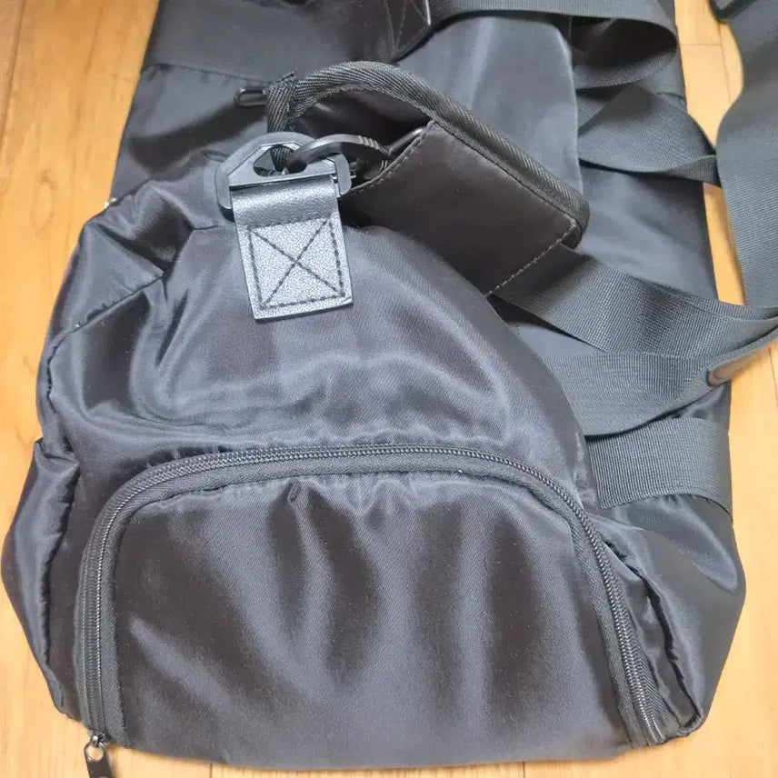 [BUNJANG] MUSEANT Unisex Metal Logo Duffle Bag / 무센트 브랜드 남녀공용 메탈 로고 더플백