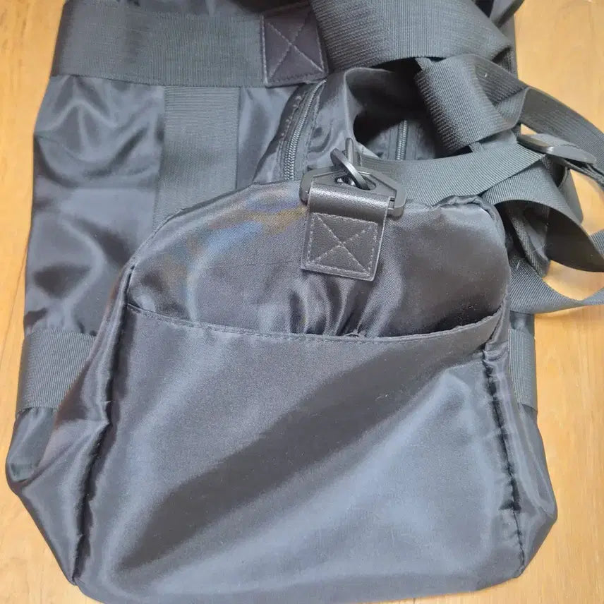 [BUNJANG] MUSEANT Unisex Metal Logo Duffle Bag / 무센트 브랜드 남녀공용 메탈 로고 더플백