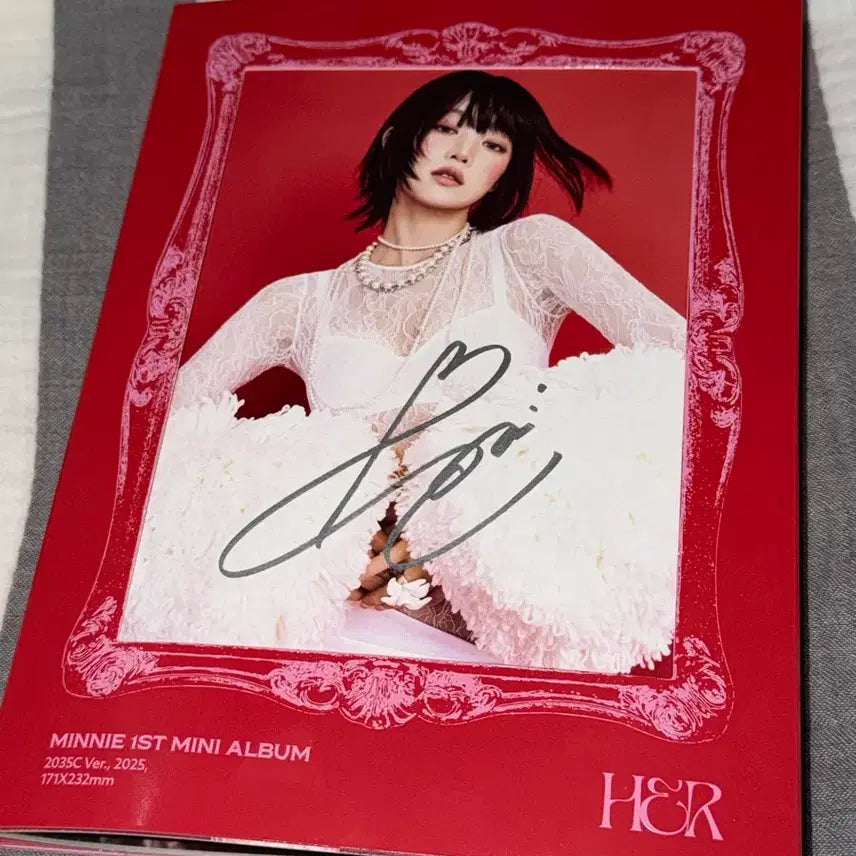 [SOLD OUT] 민니 1st Mini Album [HER] 친필 사인