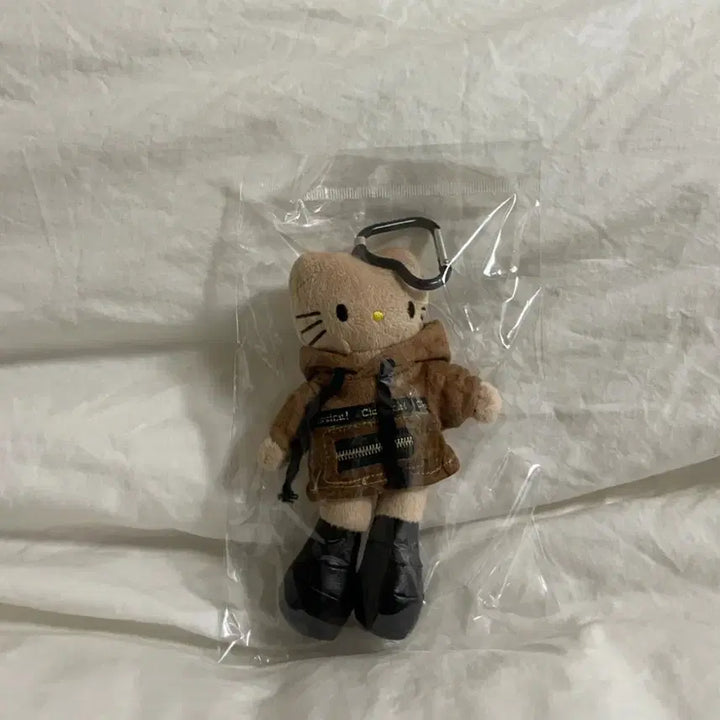 [BUNJANG] Sun Tan Long Legs Hello Kitty Keyring Plush / 썬텐 롱다리 키티 키링 인형