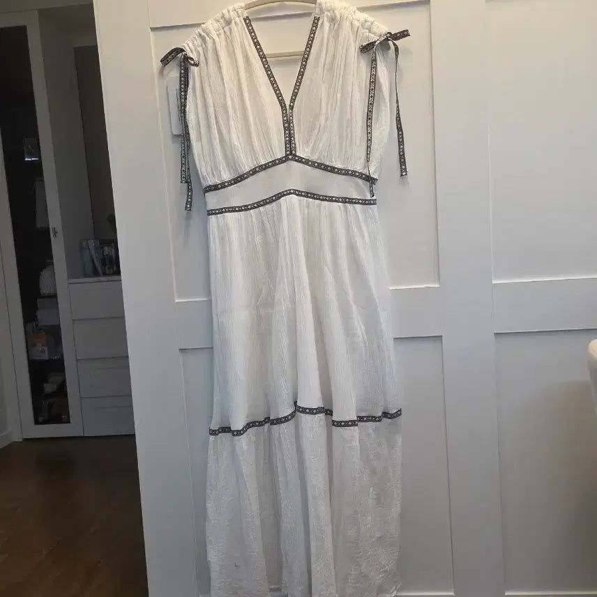 [BUNJANG] White V-Neck Maxi Dress with Ribbon Detail / 휴양지  맥시 원피스