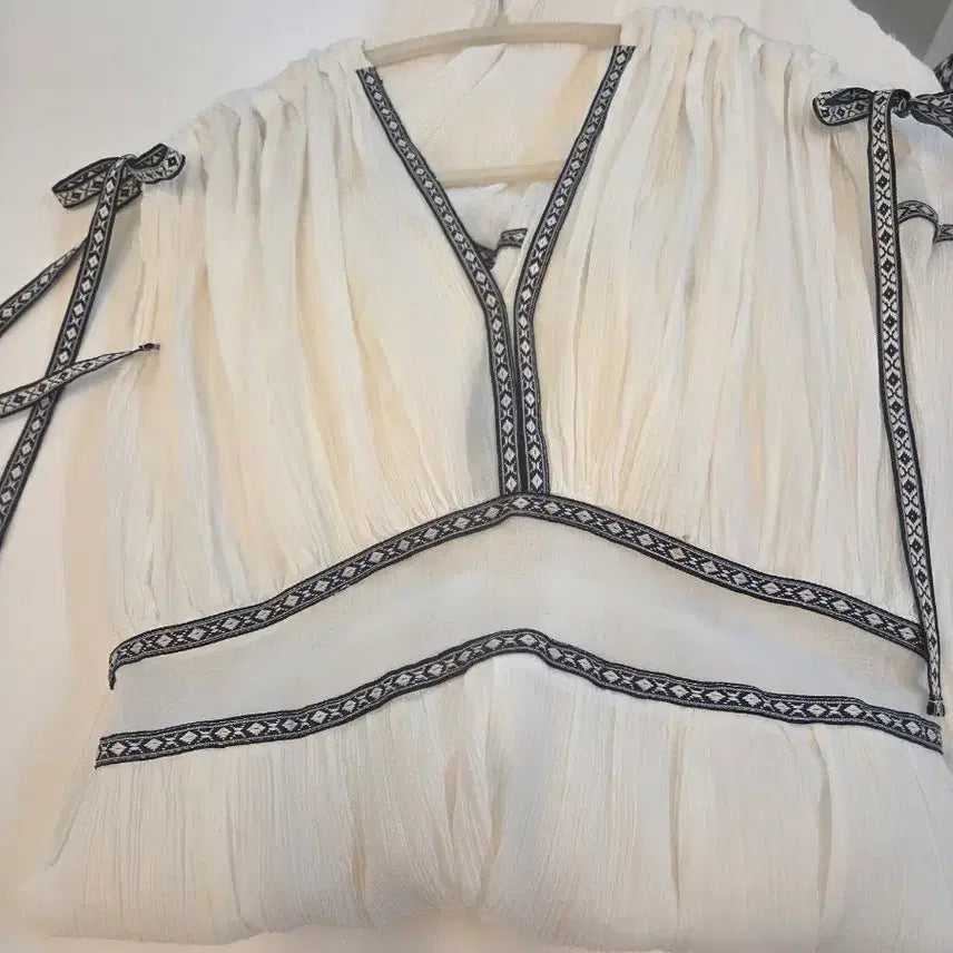 [BUNJANG] White V-Neck Maxi Dress with Ribbon Detail / 휴양지  맥시 원피스