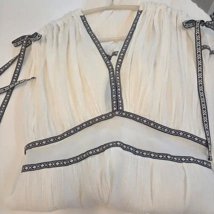 [BUNJANG] White V-Neck Maxi Dress with Ribbon Detail / 휴양지  맥시 원피스