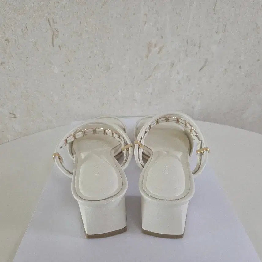 [BUNJANG] SODA White Leather Sandals / *최종가격* [소다] 화이트 샌들/아이보리 샌들/225