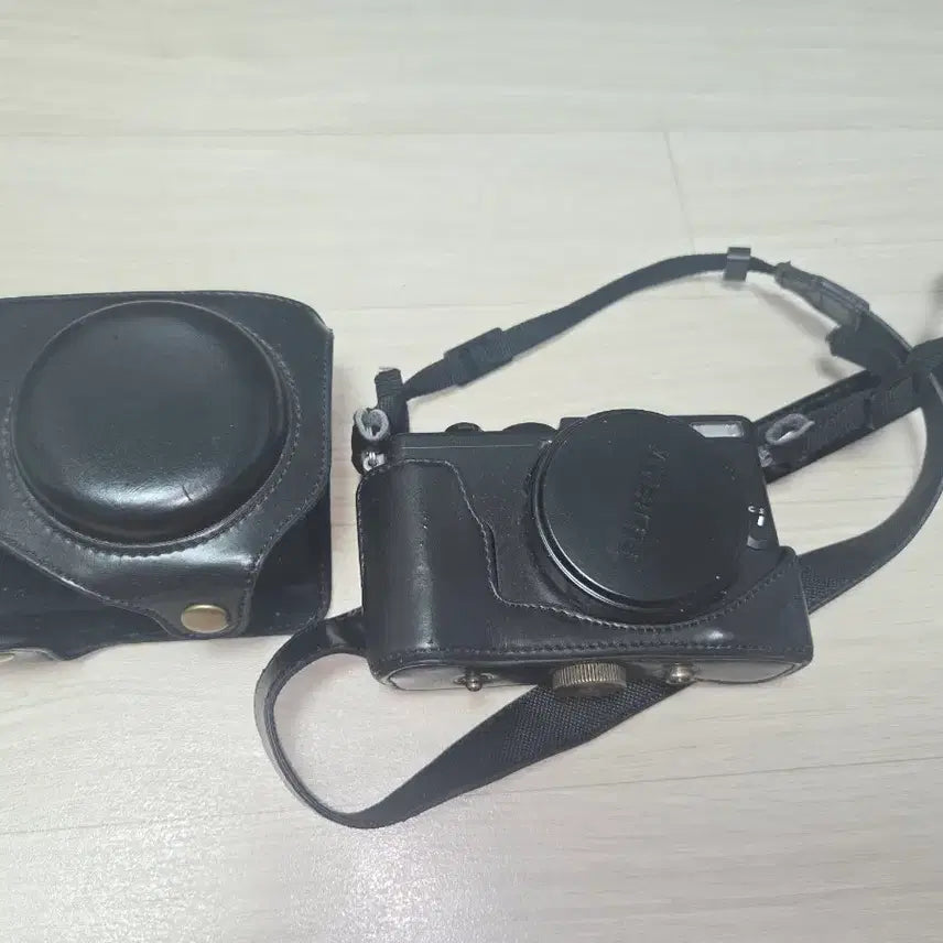 [BUNJANG] Vintage Camera Half Case and Strap / 카메라