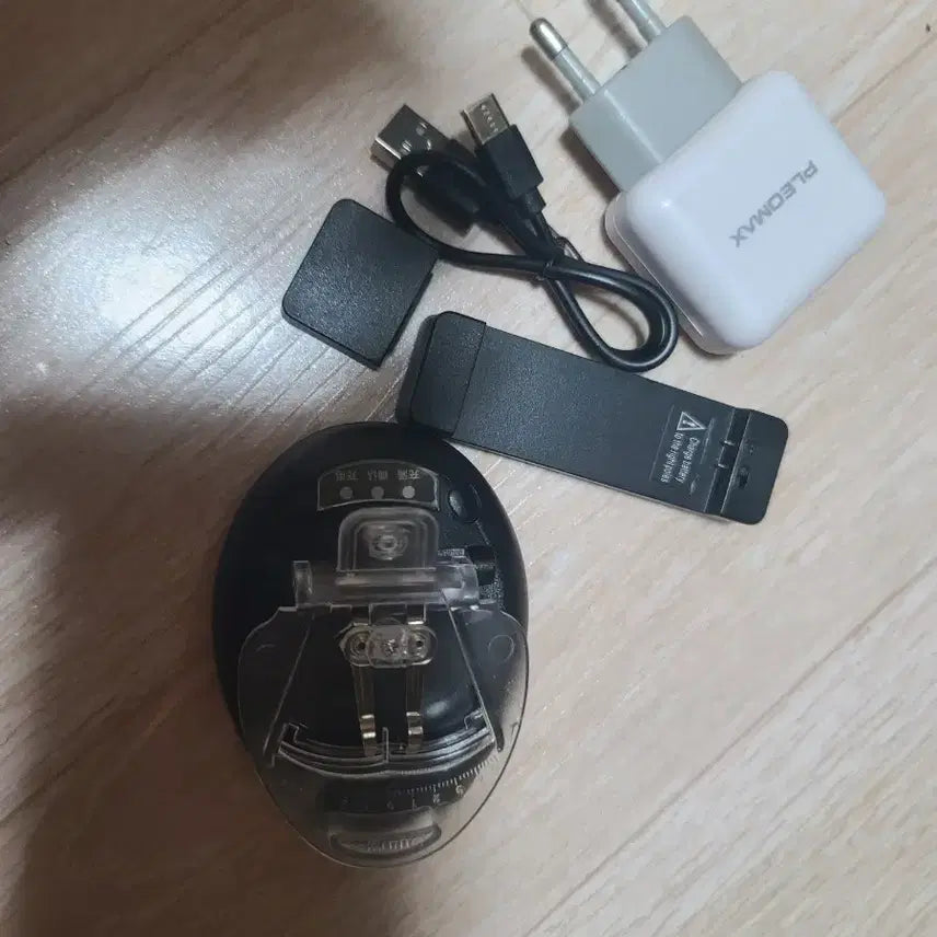 [BUNJANG] Universal Battery Charger (2 Units) / 만능배터리충전기 2개 팔아요
