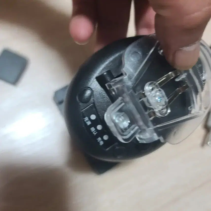 [BUNJANG] Universal Battery Charger (2 Units) / 만능배터리충전기 2개 팔아요
