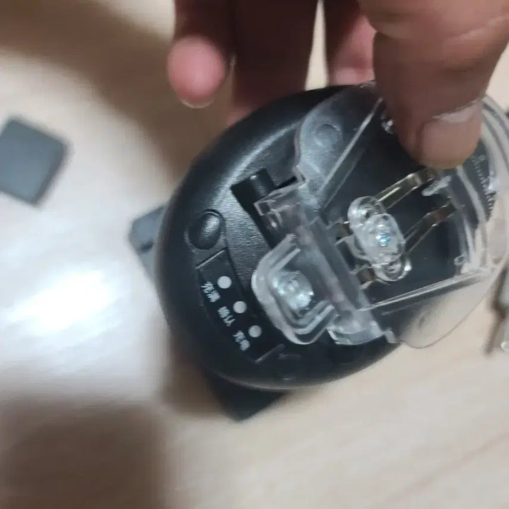 [BUNJANG] Universal Battery Charger (2 Units) / 만능배터리충전기 2개 팔아요