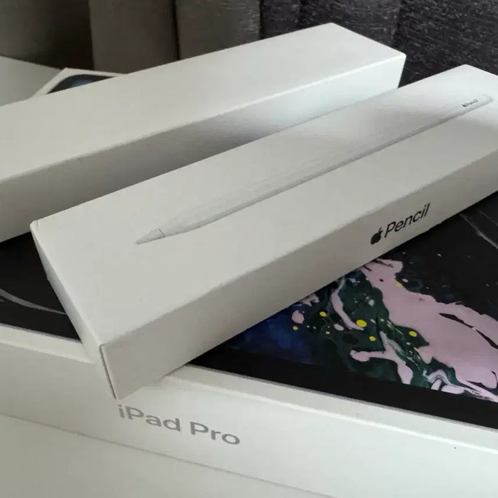 [BUNJANG] Apple iPad Pro 11-inch 1st Gen + Apple Pencil 2nd Gen + Rugged Keyboard / 아이패드 프로 11인치 1세대 + 애플펜슬 2세대 + 구조독키보드