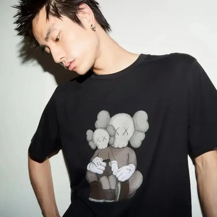 [BUNJANG] Uniqlo UT x KAWS Short Sleeve Graphic T-Shirt / 유니클로 UT x 카우스 숏 슬리브 그래픽 반팔 티셔츠