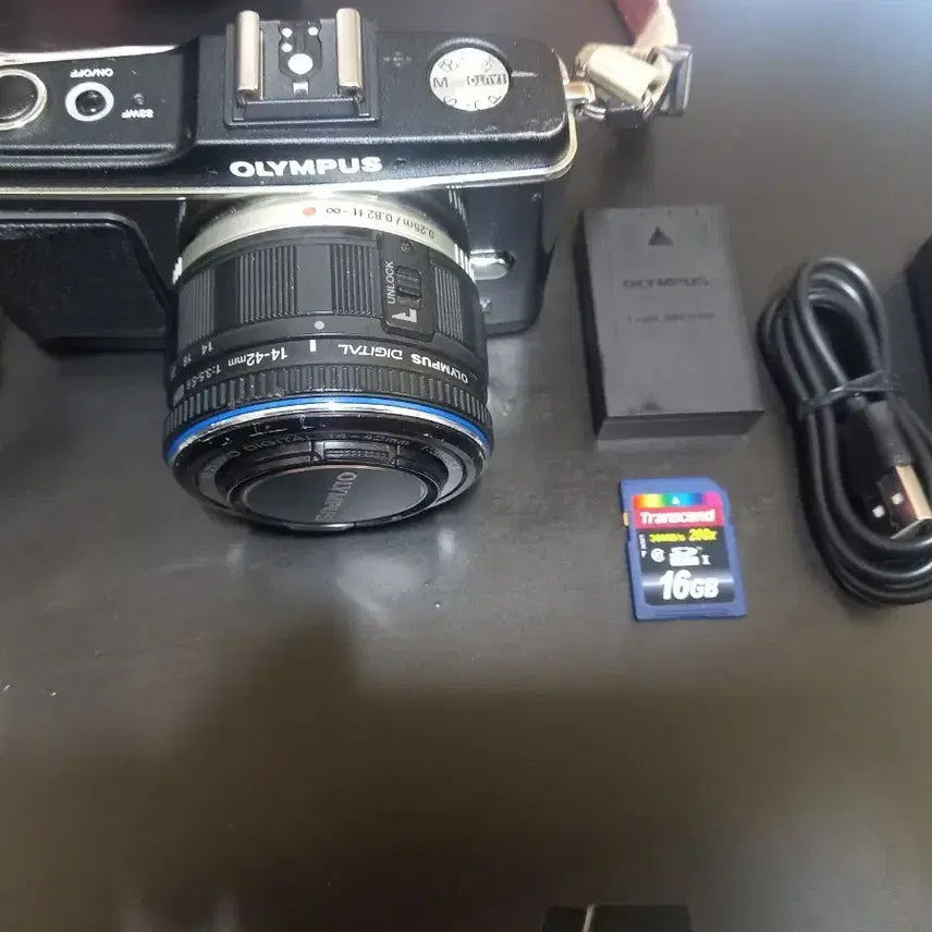 [BUNJANG] Olympus PEN E-P2 Digital Camera with Accessories / 올림푸스 PEN E-P2 디카 (구성품 포함)