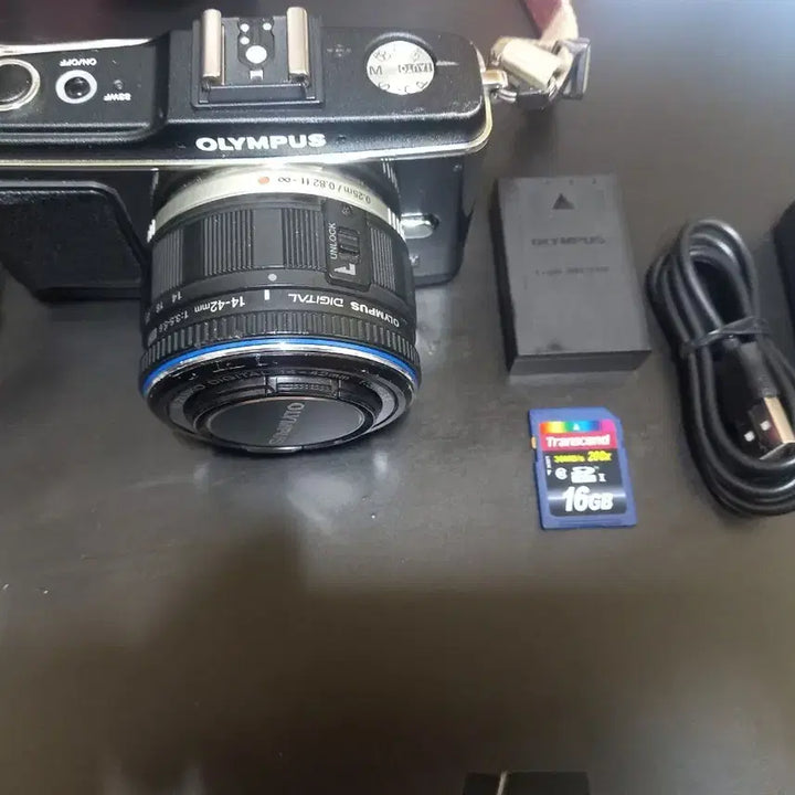 [BUNJANG] Olympus PEN E-P2 Digital Camera with Accessories / 올림푸스 PEN E-P2 디카 (구성품 포함)