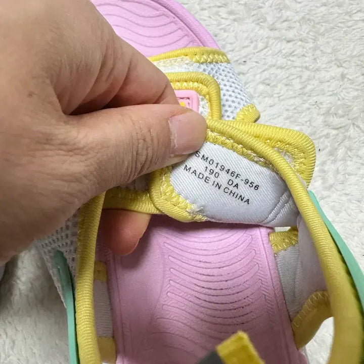 [BUNJANG] Fila Kids Sandals Pink Yellow Size 190 / 휠라 키즈 샌들 핑크 옐로우 190