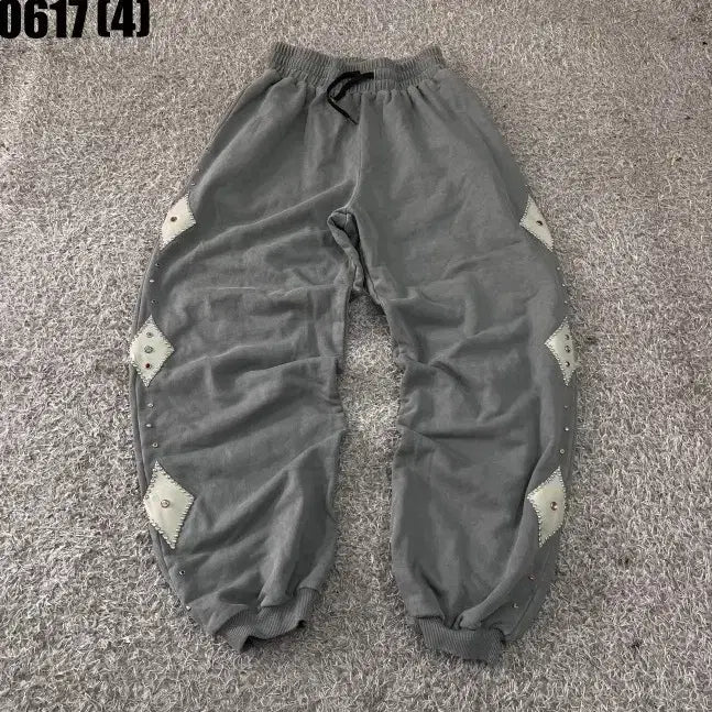 [BUNJANG] Gray Diamond Embellished Jogger Pants / 그레이 다이아몬드 장식 조거 팬츠 0617