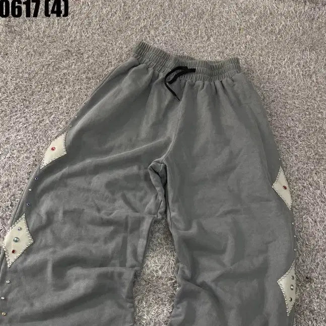 [BUNJANG] Gray Diamond Embellished Jogger Pants / 그레이 다이아몬드 장식 조거 팬츠 0617