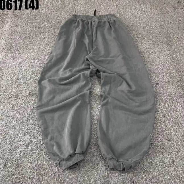 [BUNJANG] Gray Diamond Embellished Jogger Pants / 그레이 다이아몬드 장식 조거 팬츠 0617
