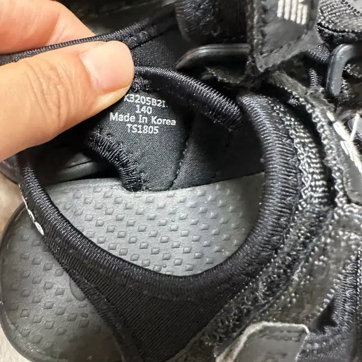 [BUNJANG] New Balance Kids Sandals Black 140 / 뉴발란스 아동 샌들 블랙 140