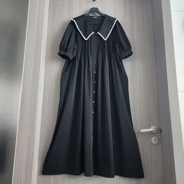 [BUNJANG] Heylin New York Sailor Collar Open Front Long Dress Black / 헤이린뉴욕 트리밍 세일러 빅카라 오픈형 롱원피스