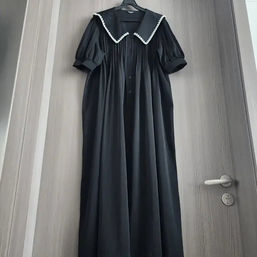 [BUNJANG] Heylin New York Sailor Collar Open Front Long Dress Black / 헤이린뉴욕 트리밍 세일러 빅카라 오픈형 롱원피스
