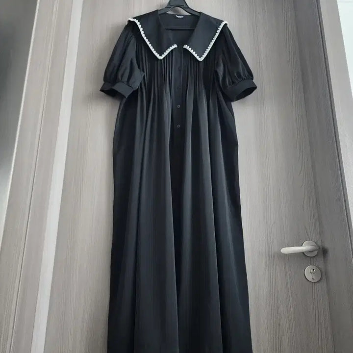 [BUNJANG] Heylin New York Sailor Collar Open Front Long Dress Black / 헤이린뉴욕 트리밍 세일러 빅카라 오픈형 롱원피스