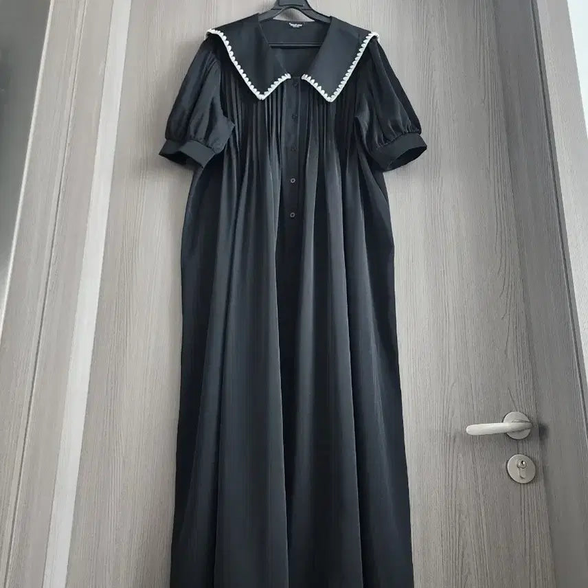 [BUNJANG] Heylin New York Sailor Collar Open Front Long Dress Black / 헤이린뉴욕 트리밍 세일러 빅카라 오픈형 롱원피스