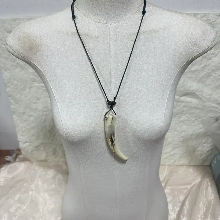 [BUNJANG] Vintage Acrylic Adjustable Necklace / 빈티지 아크릴 치아 조절 목걸이