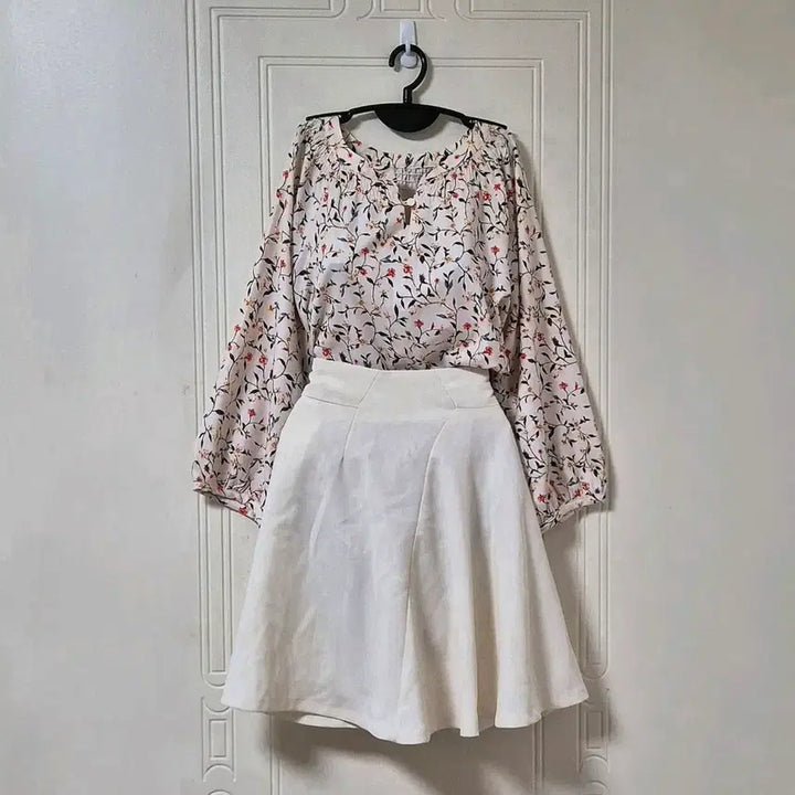 [BUNJANG] Flower Pattern Asymmetrical Hem Blouse / 플라워패턴 언발 옆트임 블라우스