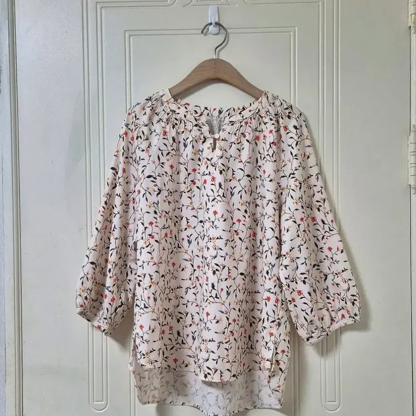 [BUNJANG] Flower Pattern Asymmetrical Hem Blouse / 플라워패턴 언발 옆트임 블라우스