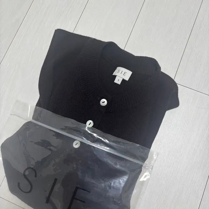 [BUNJANG] SIE KSH Half Sleeve Knit Sweater Black / 시에 케이시 하프 슬리브