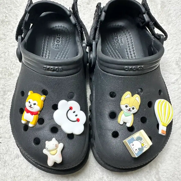 [BUNJANG] Crocs Black Sandals with Character Jibbitz Charms / 크록스 블랙 샌들 캐릭터 지비츠 175