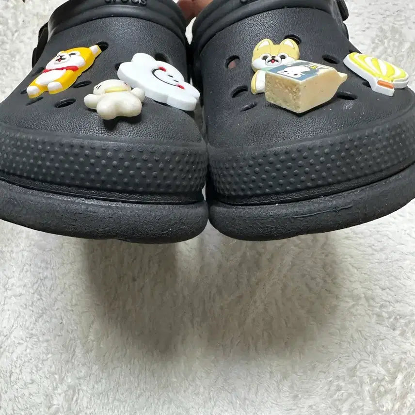 [BUNJANG] Crocs Black Sandals with Character Jibbitz Charms / 크록스 블랙 샌들 캐릭터 지비츠 175