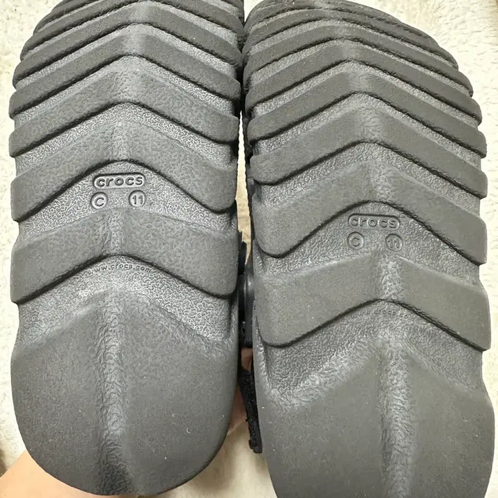 [BUNJANG] Crocs Black Sandals with Character Jibbitz Charms / 크록스 블랙 샌들 캐릭터 지비츠 175