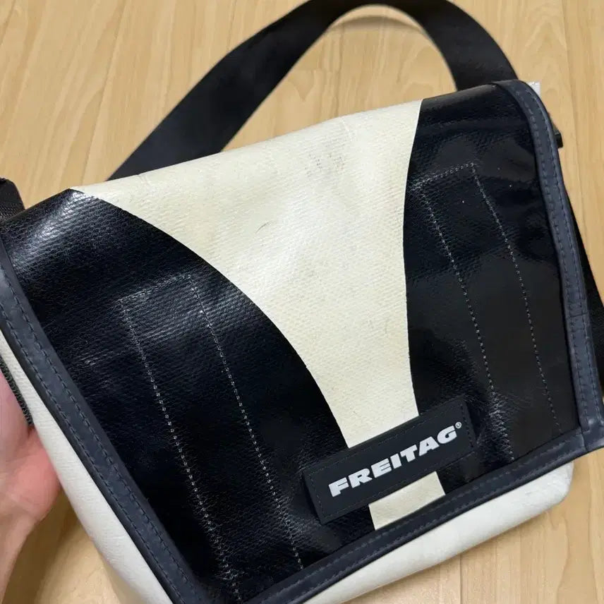 [BUNJANG] Freitag Dexter Bag Black/White / 프라이탁 덱스터 블랙화이트
