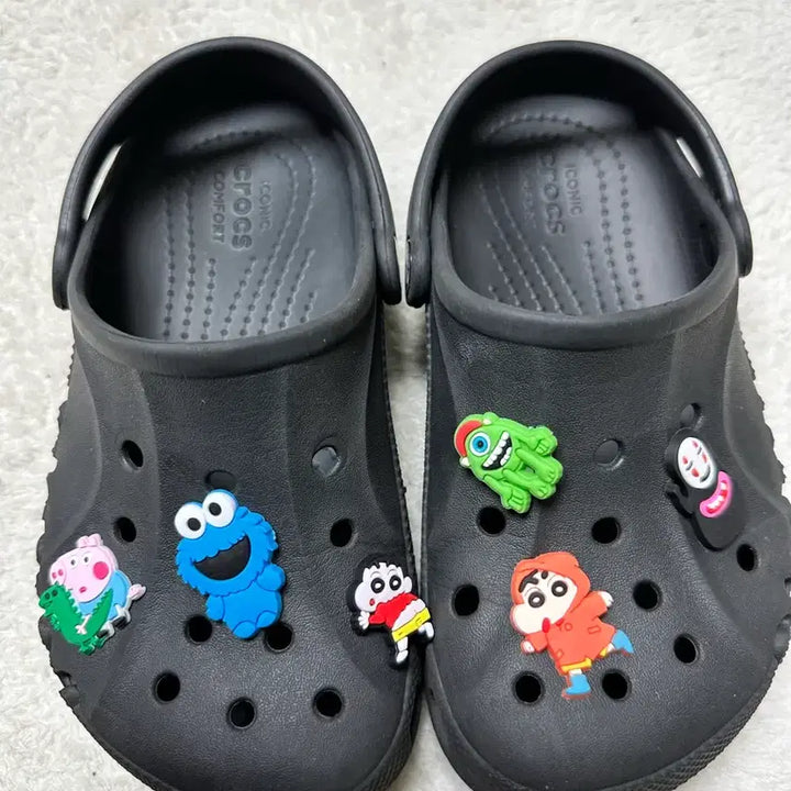 [BUNJANG] Crocs Black Sandals with Character Jibbitz / 크록스 샌들 블랙 캐릭터 지비츠 포함 200