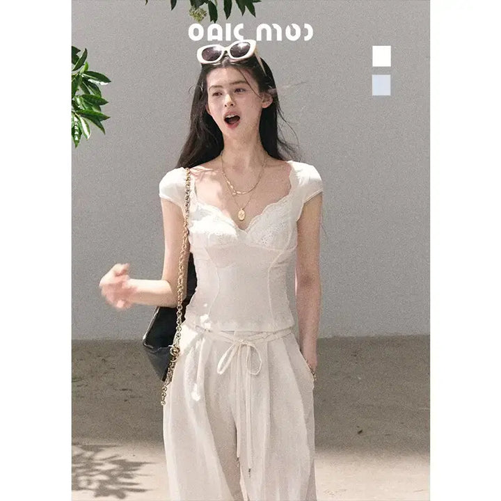 [BUNJANG] OAKMOO French V-Neck Embroidery Short Sleeve Top / OAKMOO 오크무 프렌치 V넥 자수 섹시 슬림 반팔 탑