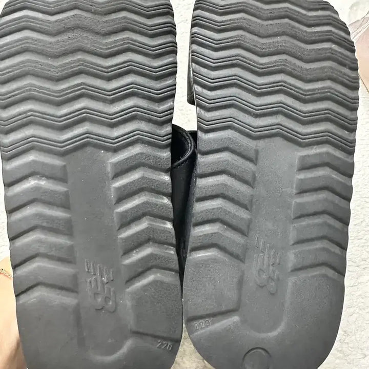 [BUNJANG] New Balance Sandals Black 220 / 뉴발란스 샌들 블랙 220