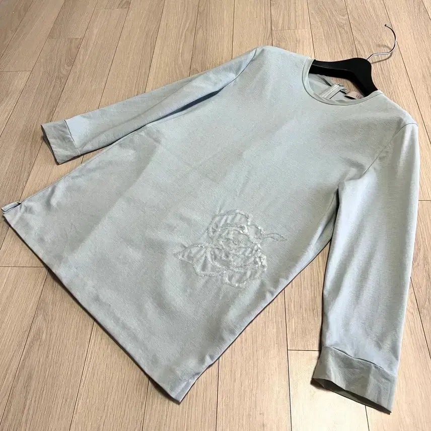 [BUNJANG] LEBEIGE Silk Color Block Sequin Flower Embroidery Blouse / 르베이지 LEBEIGE 실크배색 스팽글 플라워 자수 티셔츠 블라우스 9부