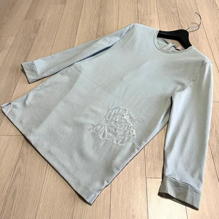 [BUNJANG] LEBEIGE Silk Color Block Sequin Flower Embroidery Blouse / 르베이지 LEBEIGE 실크배색 스팽글 플라워 자수 티셔츠 블라우스 9부