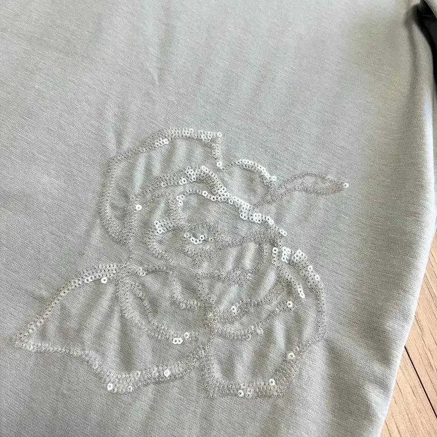 [BUNJANG] LEBEIGE Silk Color Block Sequin Flower Embroidery Blouse / 르베이지 LEBEIGE 실크배색 스팽글 플라워 자수 티셔츠 블라우스 9부