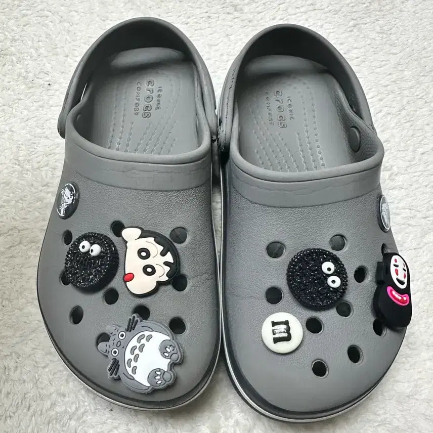 [BUNJANG] Crocs Grey Sandals with Jibbitz / 크록스 그레이 샌들 지비츠 포함 165