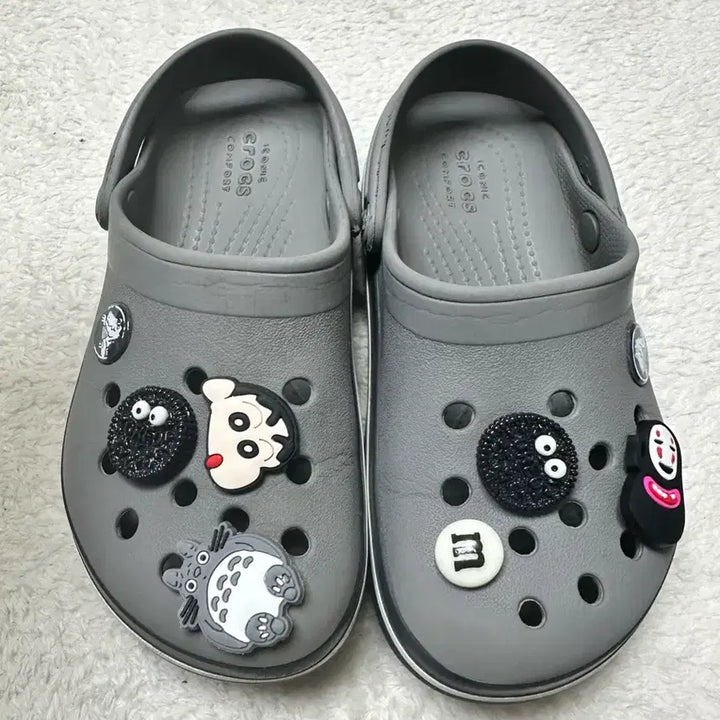 [BUNJANG] Crocs Grey Sandals with Jibbitz / 크록스 그레이 샌들 지비츠 포함 165